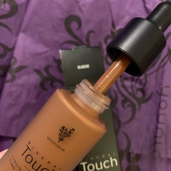 Touch Mineral Liquid Foundation - Picture 2 of 3